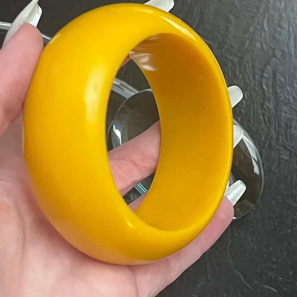 Vintage chunky butterscotch yellow genuine Bakelite bangle bracelet